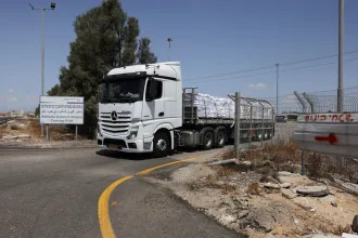 Izrael 11 hetes blokád után beenged segélyeket a Gázai övezetbe