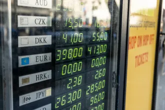 Még soha nem tartottak ennyi pénzt devizában a magyarok