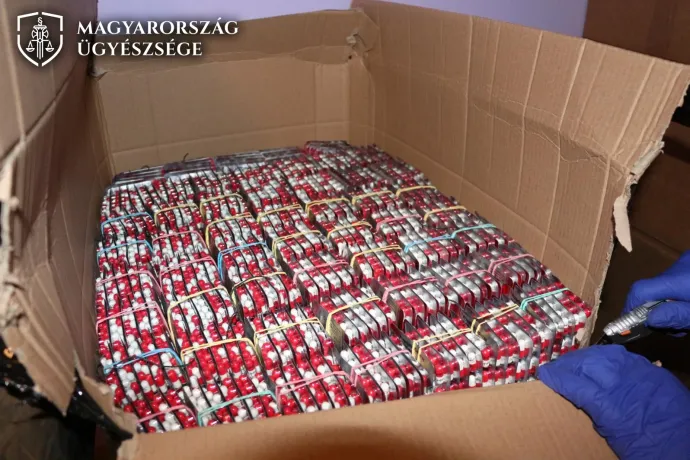 Több száz évre elegendő gyógyszert raktározott egy bajai férfi