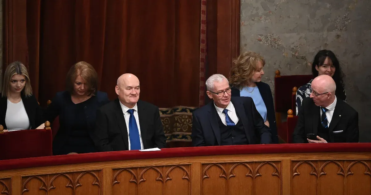 Alkotmánybírónak választotta a parlament Polt Pétert és Hende Csabát
