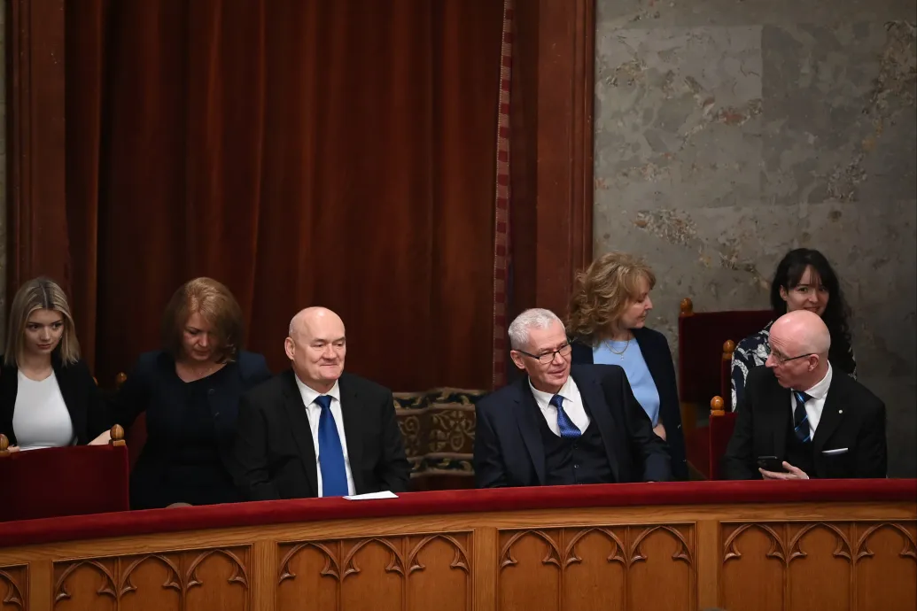 Alkotmánybírónak választotta a parlament Polt Pétert és Hende Csabát