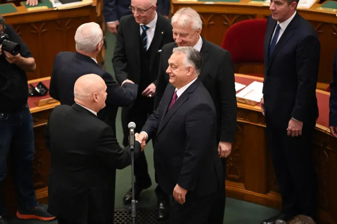 Kormánytagok gratulálnak az alkotmánybíróknak – Fotó: Bődey János / Telex
