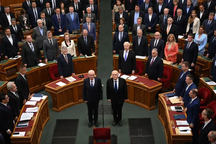 Alkotmánybírónak választotta a parlament Polt Pétert és Hende Csabát