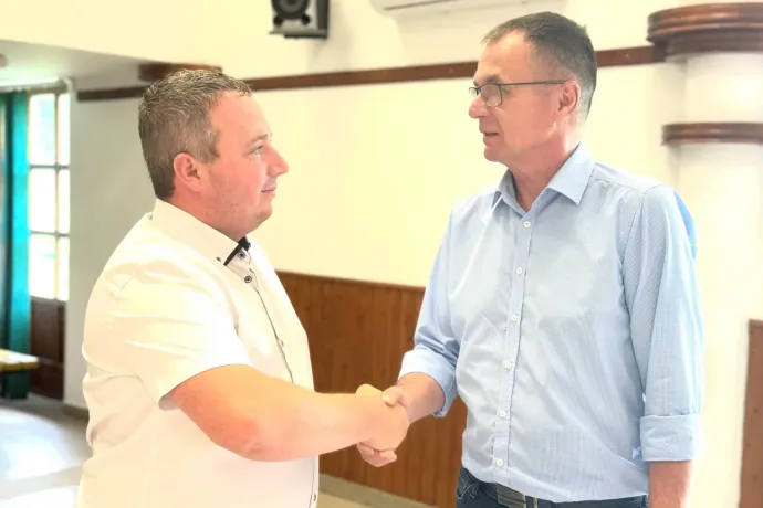 Kilép a Fideszből az ivádi polgármester, aki a pedofíliáért elítélt férfival szerepel a Harcosok Klubján készült fotón
