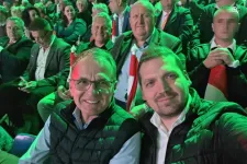 Kilép a Fideszből az ivádi polgármester, aki a pedofíliáért elítélt férfival szerepel a Harcosok Klubján készült fotón