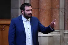 Jámbor András elárverezi a szavazólapot, amivel Poltot és Hendét alkotmánybíróvá választották