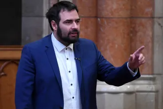 Jámbor András elárverezi a szavazólapot, amivel Poltot és Hendét alkotmánybíróvá választották