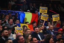 Tönkreteszik romániai igazolványaikat a Simion veresége miatt csalódott külföldön élő állampolgárok