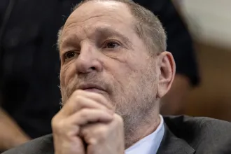 Harvey Weinstein szerint csak azért adott Rose McGowannek 100 ezer dollárt, hogy a saját házasságát mentse