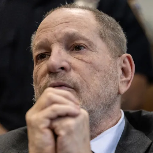 Harvey Weinstein szerint csak azért adott Rose McGowannek 100 ezer dollárt, hogy a saját házasságát mentse