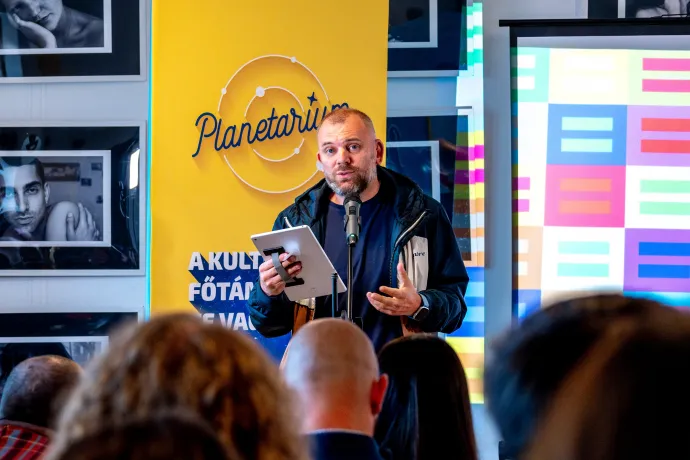 Mostis Gergő, a Planetáriumban házigazdaként és a mozgalom alapító tagjaként fogadta az érdeklődőket – Fotó: Tamás Zsófia / Transtelex