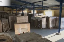 Minden idők legnagyobb cigarettagyártó hálózatát leplezte le a NAV, több mint egymillió doboz hamis árut találtak