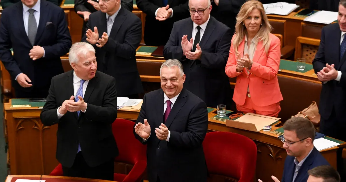 Orbán Viktor, Rogán Antal és 101 képviselő csatlakozott az ellehetetlenítési törvény beterjesztőjéhez