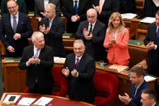 Orbán Viktor, Rogán Antal és 107 képviselő csatlakozott az ellehetetlenítési törvény beterjesztőjéhez