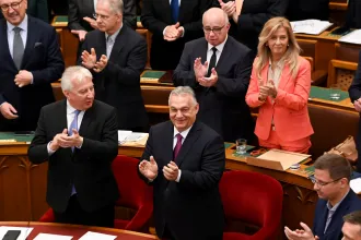 Orbán Viktor, Rogán Antal és 101 képviselő csatlakozott az ellehetetlenítési törvény beterjesztőjéhez