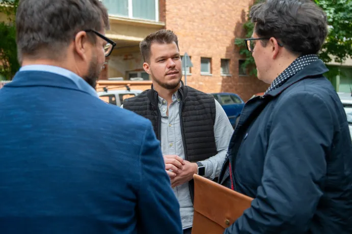 Laponyi Zsolt az ügyvédeivel egyeztet – Fotó: Halász Júlia / Telex
