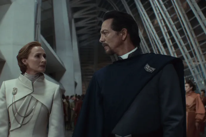 Genevieve O’Reilly és Benjamin Bratt – Fotó: Lucasfilm