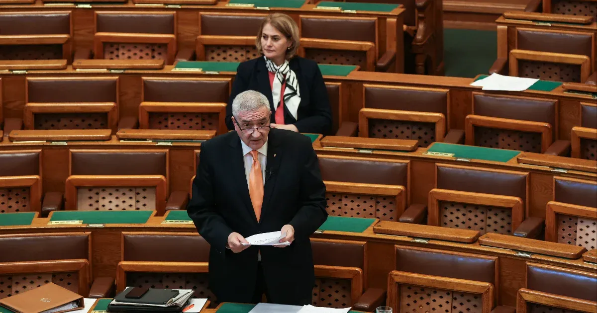 Halász János szerint semmit sem akarnak betiltani, az ellenzék fasiszta tempóról beszélt