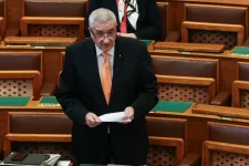 Halász János szerint semmit sem akarnak betiltani, az ellenzék fasiszta tempóról beszélt