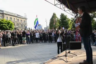A rendőrök lezárták a Szabadság hidat Hadházyék előtt