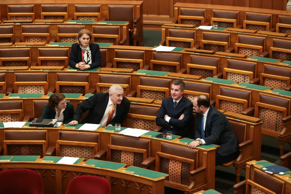 Halász János szerint semmit sem akarnak betiltani, az ellenzék fasiszta tempóról beszélt