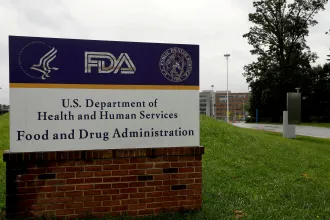 Az idősekre és a veszélyeztetettekre korlátozná az amerikai gyógyszerhatóság a Covid-vakcinákat