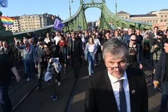 Rendőrsorfal kíséri Hadházyékat tüntetését a Szuverenitásvédelmi Hivatalhoz