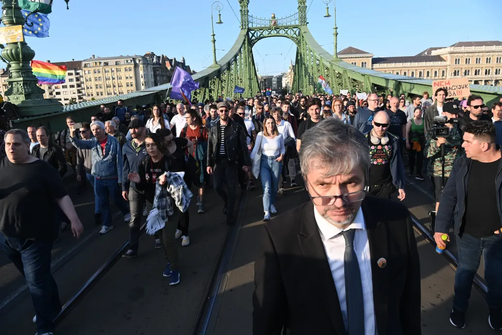 Rendőrsorfal kíséri Hadházyékat tüntetését a Szuverenitásvédelmi Hivatalhoz