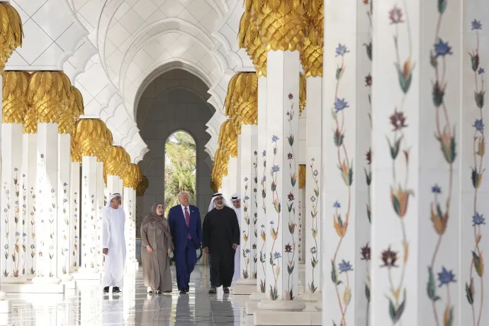 Donald Trump amerikai elnök és Mohamed bin Zájed an-Nahján sejk, az Egyesült Arab Emírségek elnöke látogatást tesz a Zájed sejk nagymecsetben Abu-Dzabiban 2025. május 15-én – Fotó: Alex Brandon / AP / MTI