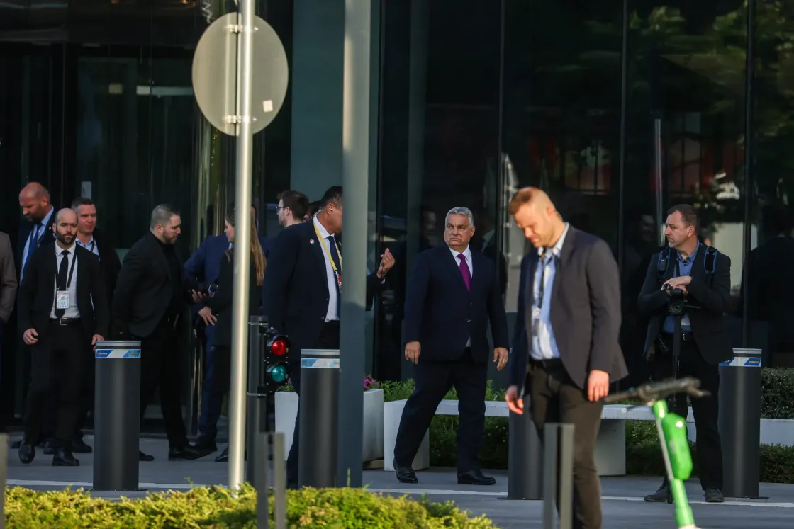 Orbán Viktor a türk államok vezetőivel vacsorázott a Mol-toronyban, miközben az ellehetetlenítési törvény vitája zajlott