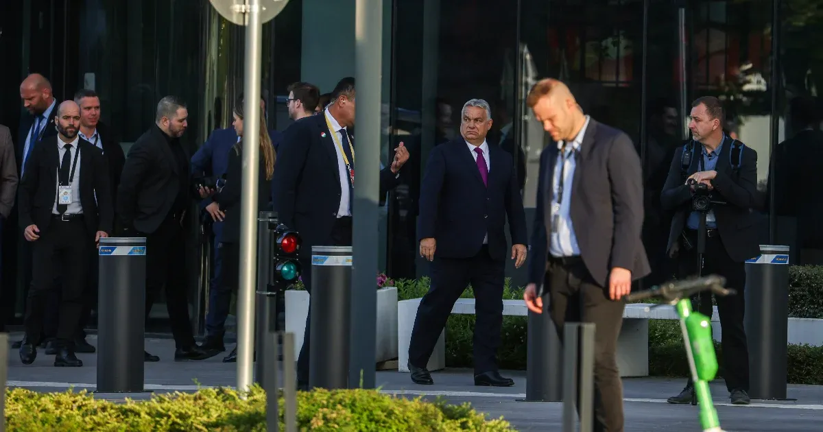Orbán Viktor a türk államok vezetőivel vacsorázik a Mol-toronyban, miközben az ellehetetlenítési törvény vitája zajlik