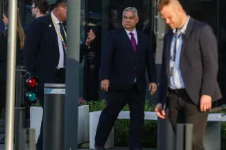 Orbán Viktor a türk államok vezetőivel vacsorázik a Mol-toronyban, miközben az ellehetetlenítési törvény vitája zajlik