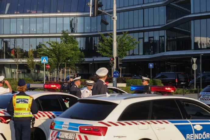 Orbán Viktor várja a küldöttséget a Mol-torony épülete előtt – Fotó: Melegh Noémi Napsugár / Telex