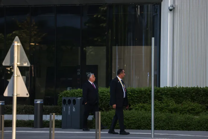 Orbán Viktor várja a küldöttséget a Mol-torony épülete előtt – Fotó: Melegh Noémi Napsugár / Telex