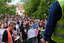 Előttük is itt voltunk, utánuk is itt leszünk – pécsi civilek is tiltakoztak az ellehetetlenítési törvény ellen