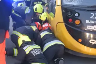 Villamos alól mentettek ki egy elgázolt férfit Budapesten