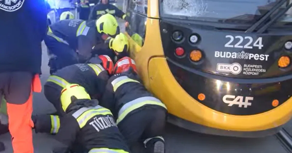 Villamos alól mentettek ki egy elgázolt férfit Budapesten
