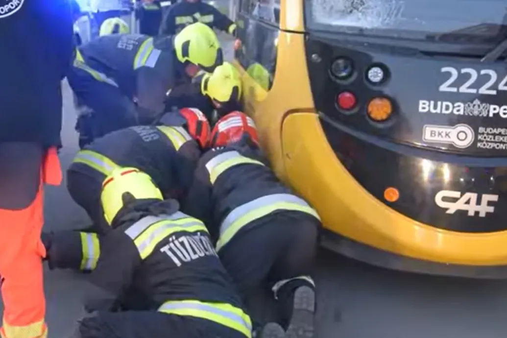Villamos alól mentettek ki egy elgázolt férfit Budapesten