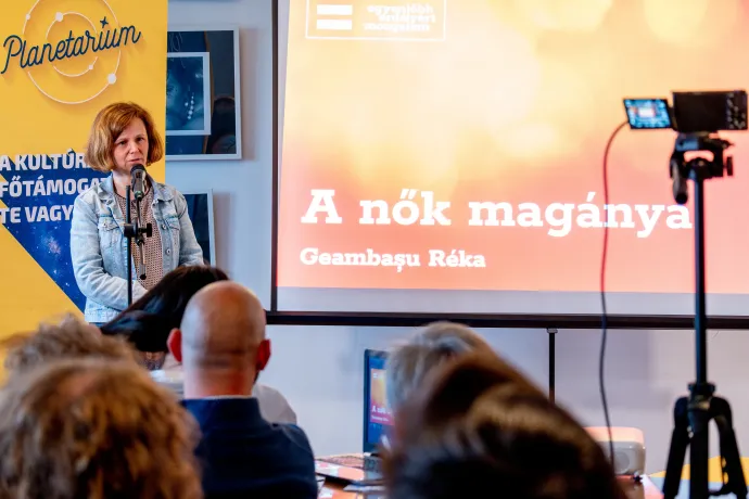 Geambașu Réka, az Egyenlőbb Erdély Mozgalom bemutatkozó estjén a nőket érintő ügyeket összegezte – Fotó: Tamás Zsófia / Transtelex