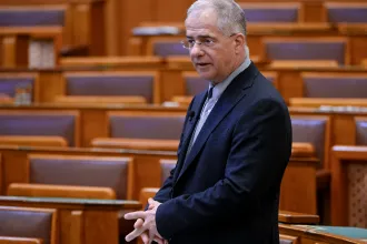 Kósa Lajos nem akar Legolasz és Kandida nevű magyar gyerekeket, ezért törvénymódosítást adott be