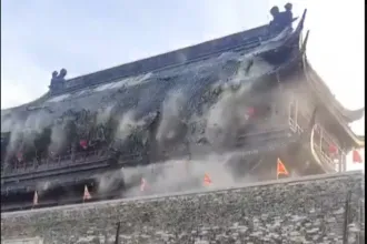 Leomlott egy 600 éves pagoda teteje Kínában