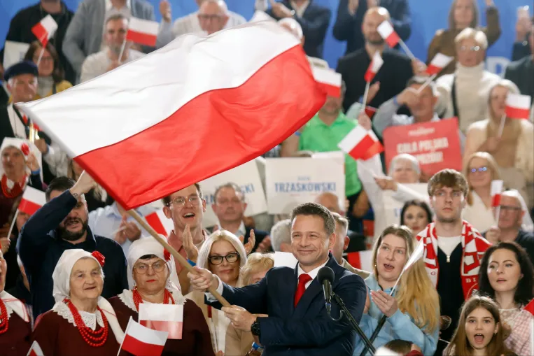 „Most dől el Lengyelország jövője” – Tuskék és Kaczyńskiék is az egekbe emelik a tétet az elnökválasztáson
