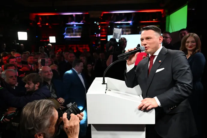 Sławomir Mentzen, a szélsőjobboldali Konföderáció elnökjelöltje beszél a támogatóihoz a párt eredményváró rendezvényén 2025. május 18-án – Fotó: Sergei Gapon / AFP