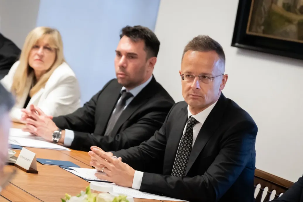 Szijjártó: Minősíthetetlen, hogy Tseber Roland „sarokba szorított patkánynak” nevezte a Fideszt