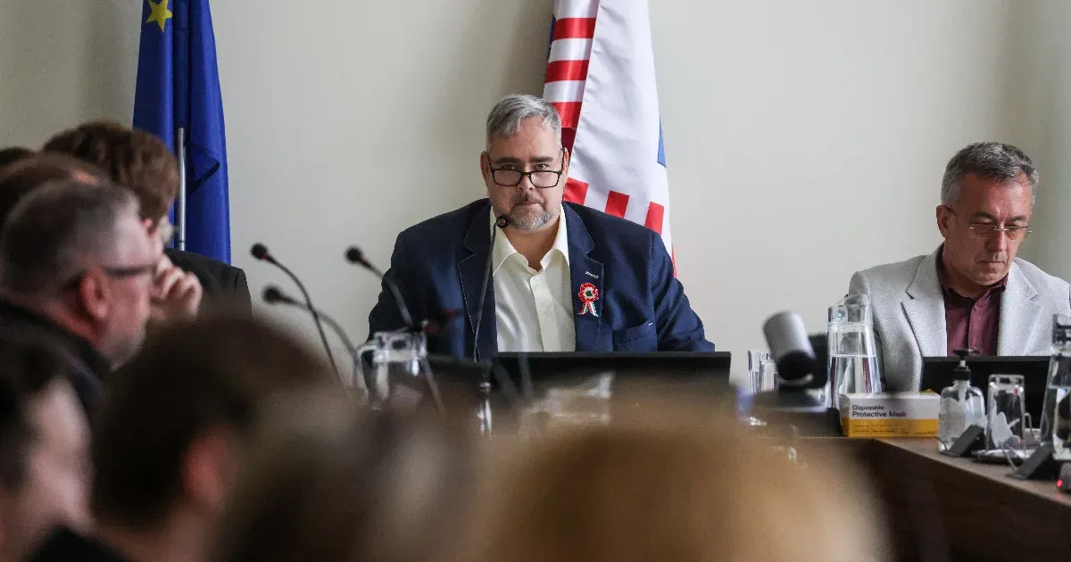 „Vegyél vissza a tempóból, öregem” – rendszerkritikus beszéddel tért vissza a börtönből az óbudai polgármester
