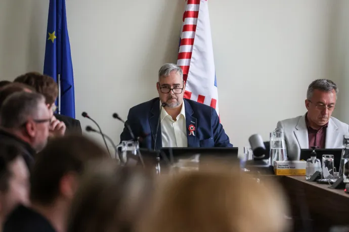 „Vegyél vissza a tempóból, öregem!” – rendszerkritikus beszéddel tért vissza a börtönből az óbudai polgármester