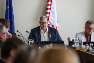 „Vegyél vissza a tempóból, öregem” – rendszerkritikus beszéddel tért vissza a börtönből az óbudai polgármester