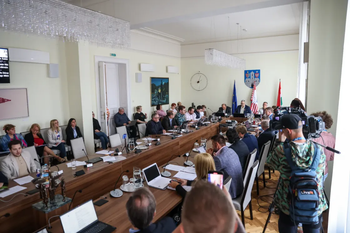 „Vegyél vissza a tempóból, öregem!” – rendszerkritikus beszéddel tért vissza a börtönből az óbudai polgármester