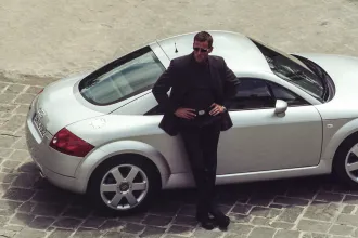 Győr legendás autója ott parkol Elton John és Katalin hercegné garázsában