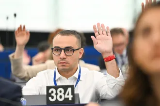 Huawei-ügy: Öt EP-képviselő mentelmi jogát kérték ki, egyikük ellen Fradi-meccs miatt nyomoznak